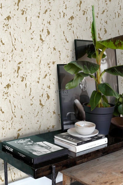 Dekoratives Interieur mit gemusterter Tapete, Pflanzen und Deko-Elementen