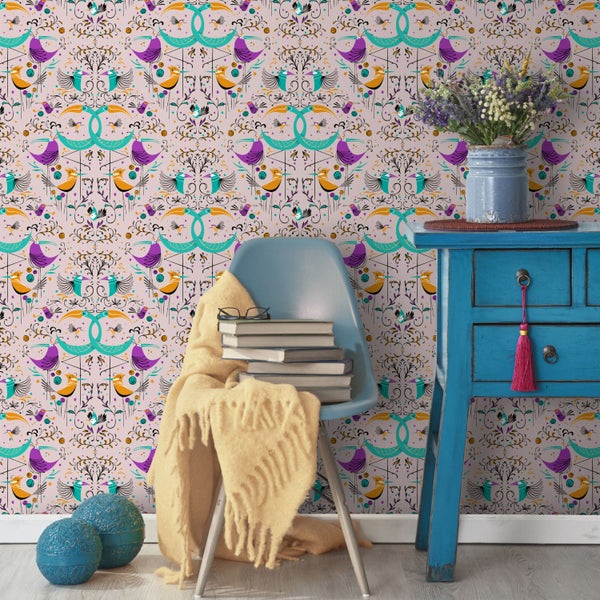 Dekorative Tapete mit Vogelmuster, Szene mit Stuhl, Büchern, Decke und Kommode