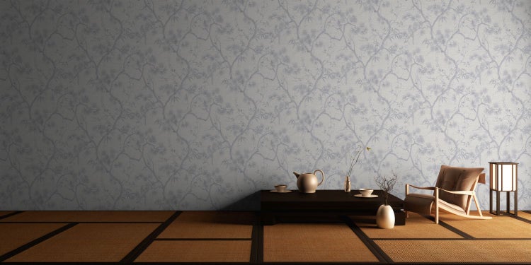 Raum mit gemusterter Tapete, traditionellem japanischem Tatami-Boden, niedrigem Tisch und Stuhl