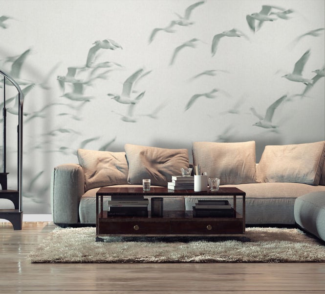 Wohnzimmer mit Sofa, Couchtisch und Tapete mit Möwenmuster