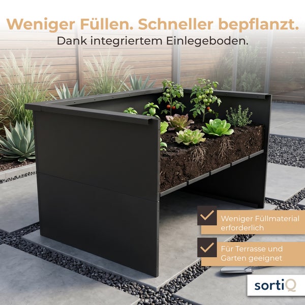 Modernes Hochbeet aus Metall mit Einlegeboden für weniger Füllmaterial, bepflanzt mit Gemüse auf einer Terrasse. Geeignet für Garten. sortiQ Logo.