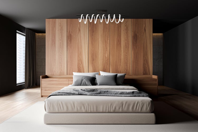 Modernes Schlafzimmer mit Holzwand und stilvoller Beleuchtung