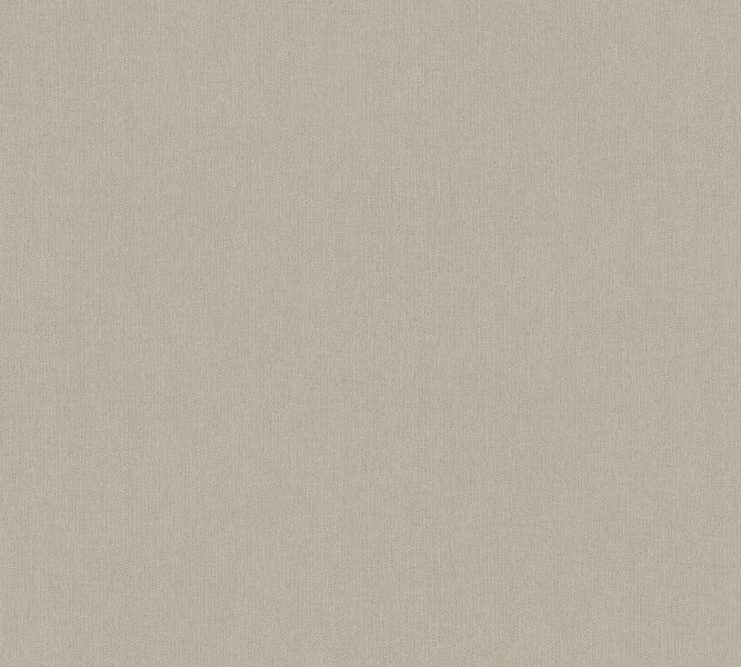 Schreibtisch mit Schreibtischlampe, Stuhl und Dekoration für ein Arbeitszimmer