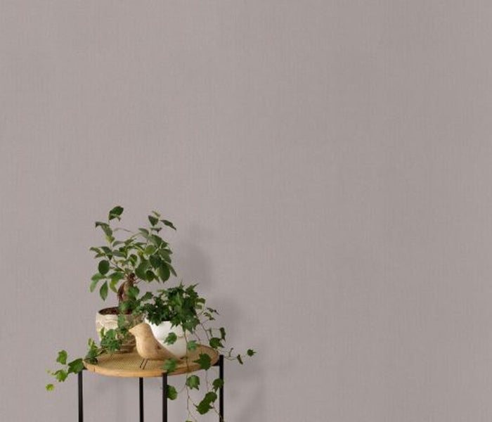 Innenraum mit Sessel, Ottomanen und Kommode