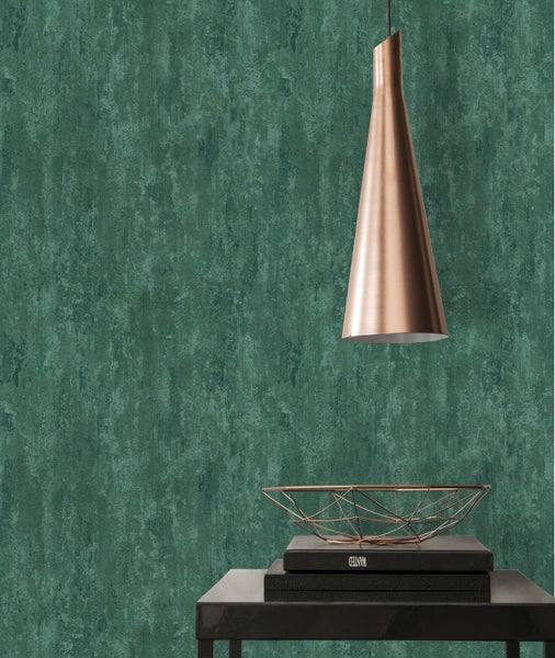 Gartenbank aus Holz mit hellen Auflagen im Garten