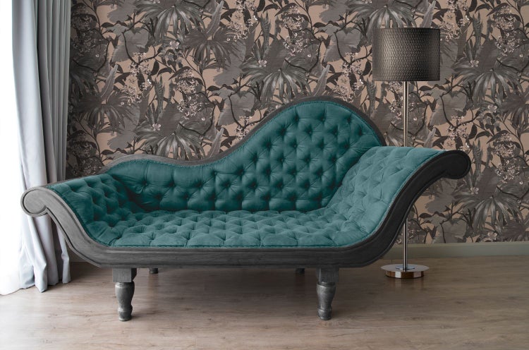 Geschmückter Weihnachtsbaum im Jutesack