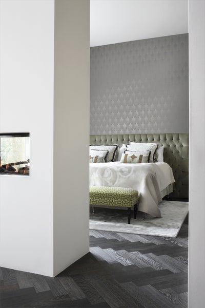 Schlafzimmer mit Bett, Bank und Kamin