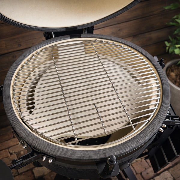 Keramikgrill mit Grillrost im Detailansicht