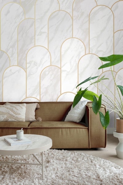 Wohnzimmer mit braunem Sofa, Couchtisch und gemusterter Tapete