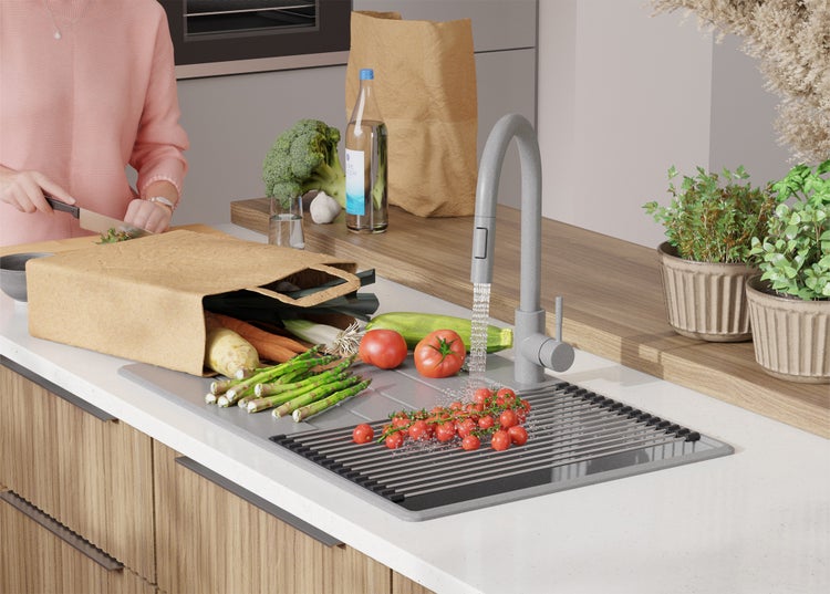 Küchenszene mit Spüle, Gemüsestrohhalm und verschiedenen Gemüsesorten