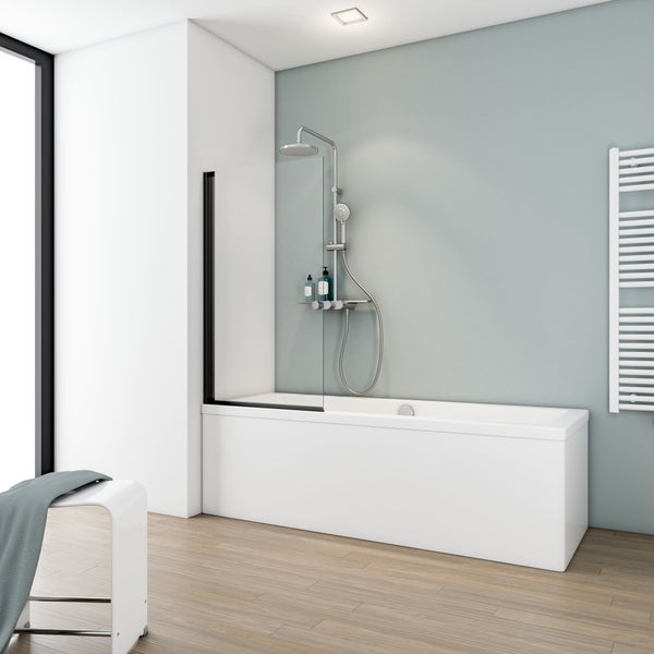 Badezimmer mit Badewanne, Duschabtrennung, Duschsystem und Handtuchwärmer.