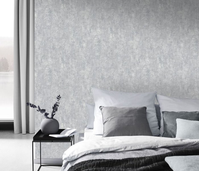 Graue Rauhfaser-Tapete im Schlafzimmer mit Bett und Nachttisch