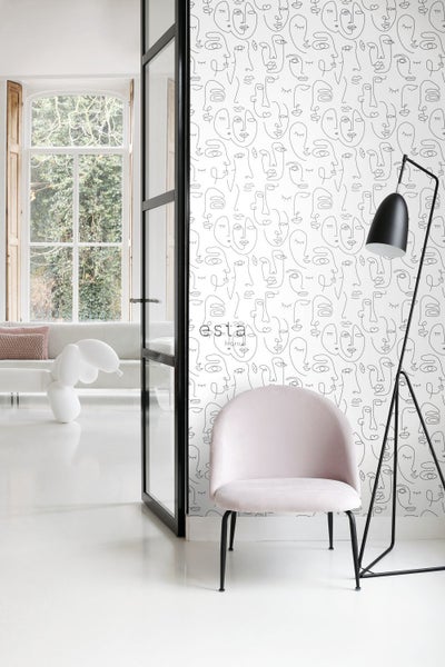 Heller Raum mit Mustertapete, Sessel und Stehlampe