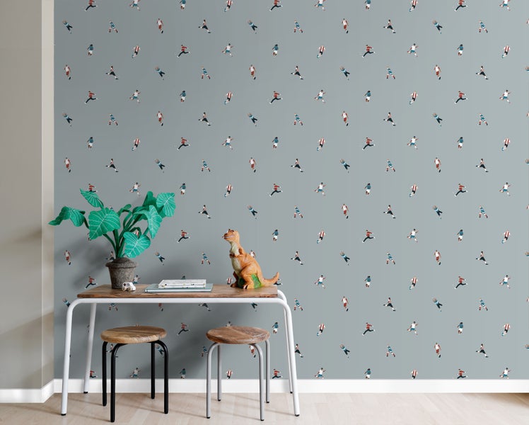 Junge vor einer Wand mit Fussballer-Motivtapete