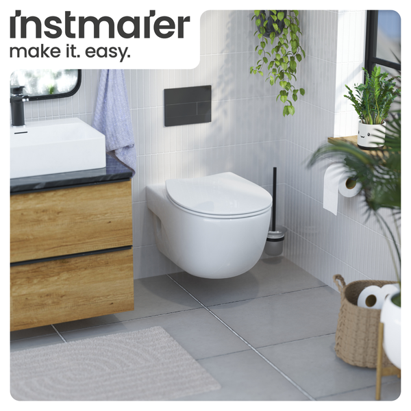 Badezimmer mit wandhängendem WC, Waschbecken und Holzelementen für eine helle und freundliche Atmosphäre