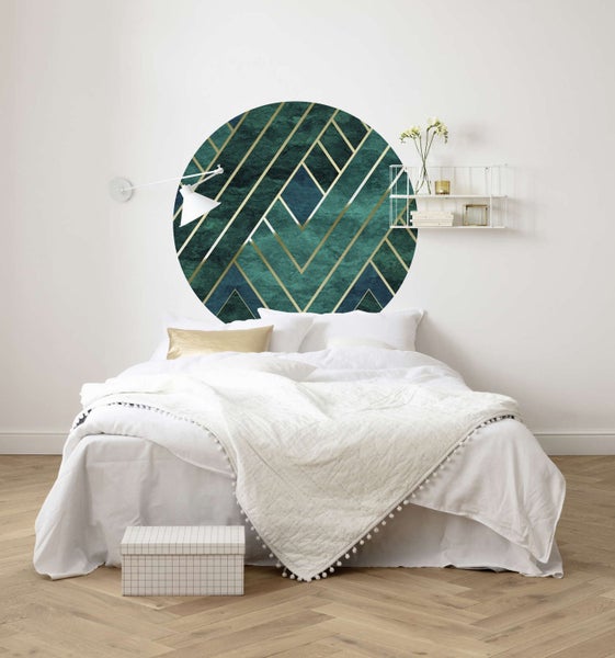 Schlafzimmer mit Wandtattoo im geometrischen Design über dem Bett