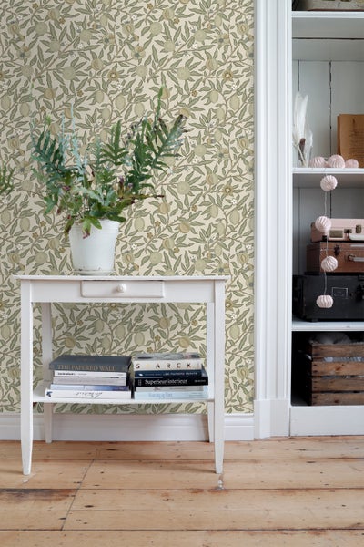 Kinderzimmer mit floraler Tapete, Holzregal, Spielzeug und Teppich