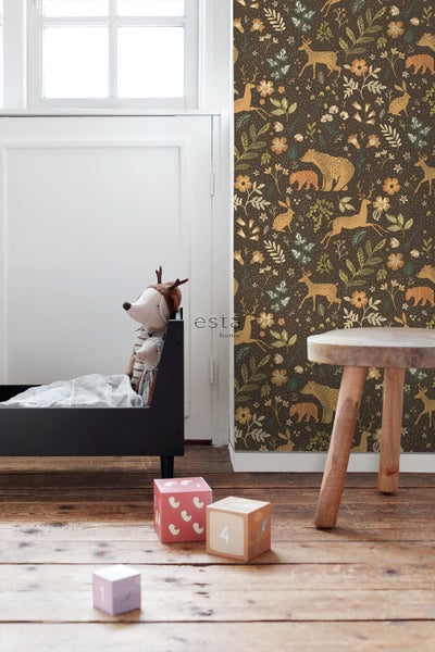 Kinderzimmer mit Waldtiermuster-Tapete, Kinderbett und Spielzeugwürfeln
