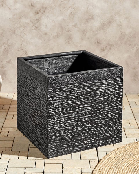 Schwarzer, eckiger Pflanzkasten mit Holzstruktur für den Außenbereich