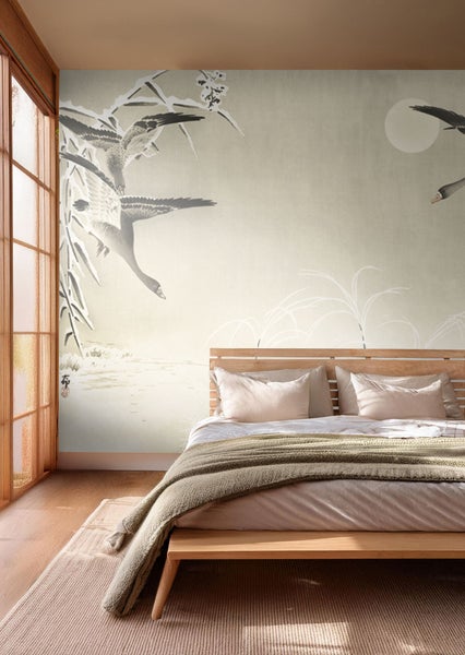 Schlafzimmer mit Wandbild mit Vogelmotiv über dem Bett