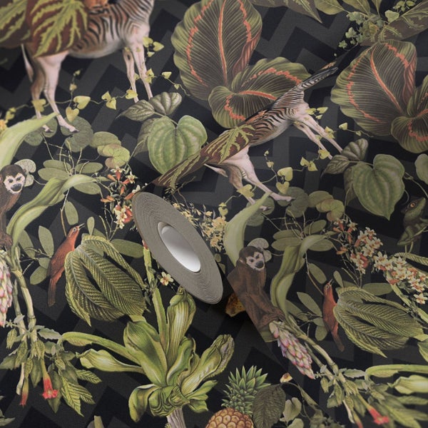 Nahaufnahme einer Tapete mit Dschungelmotiven, darunter ein Leopard, ein Affe, ein Leguan und Pflanzen