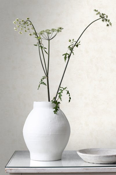 Dekorative Vase mit Pflanzen auf Tisch