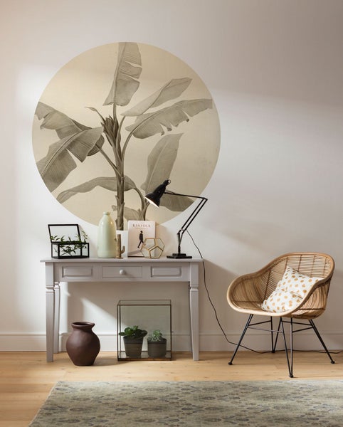 Dekoratives Zimmer mit Wandbild, Tisch, Lampe und Stuhl