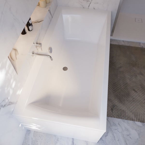 Rechteckige Badewanne im modernen Badezimmer mit Armatur