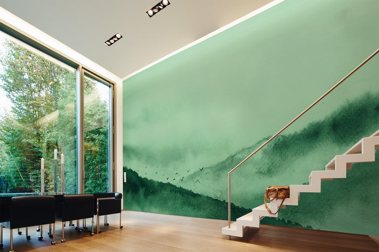 Vliestapete mit Aquarell Waldlandschaft in Grün, moderner Wohnraum mit Treppe und großem Fenster.