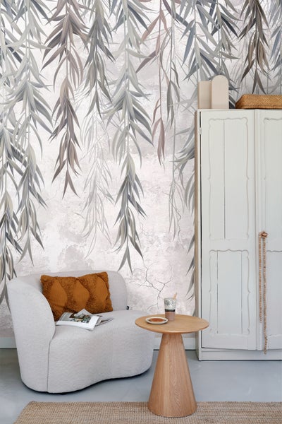 Wohnzimmer mit Blättermuster-Tapete, Sessel und Beistelltisch