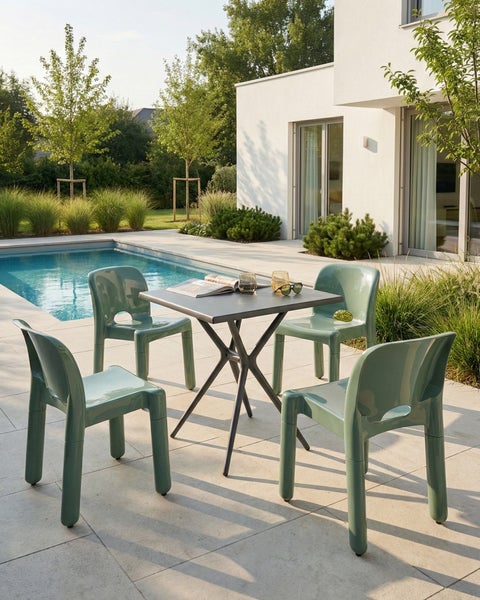 Gartenszene mit Tisch und vier Stühlen am Pool