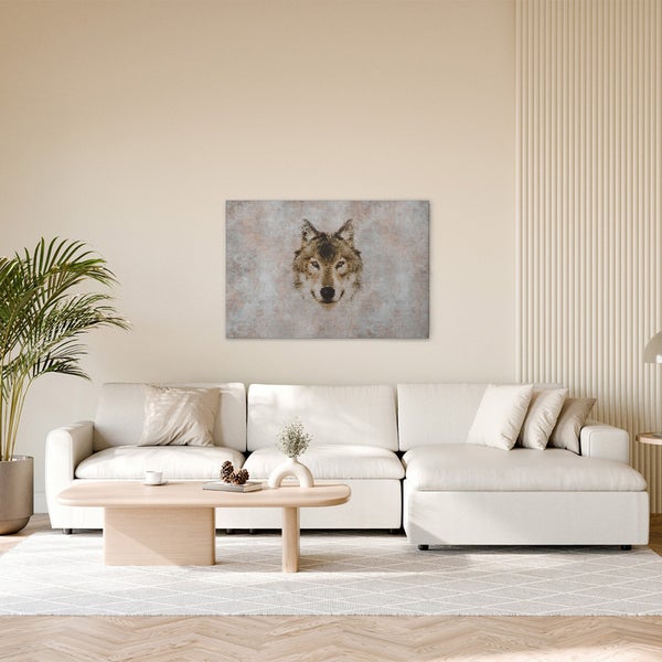 Wohnzimmer mit Sofa, Tisch und einem Wandbild mit Wolfsmotiv