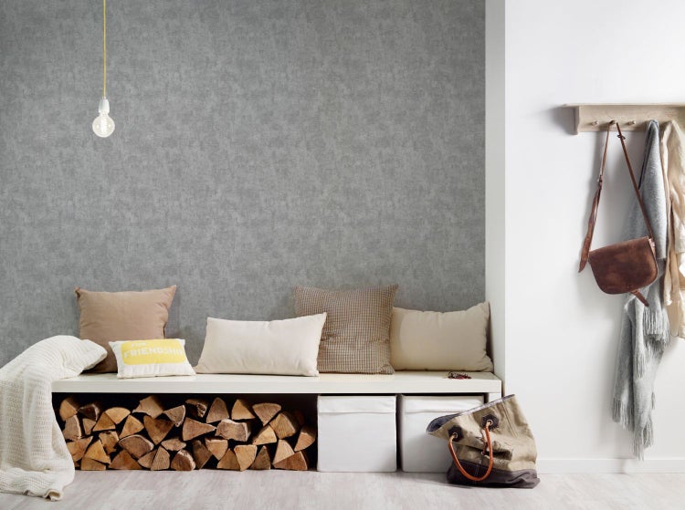 Wohnzimmer mit grauer Struktur Tapete, Sofa, Stehlampe und Teppich