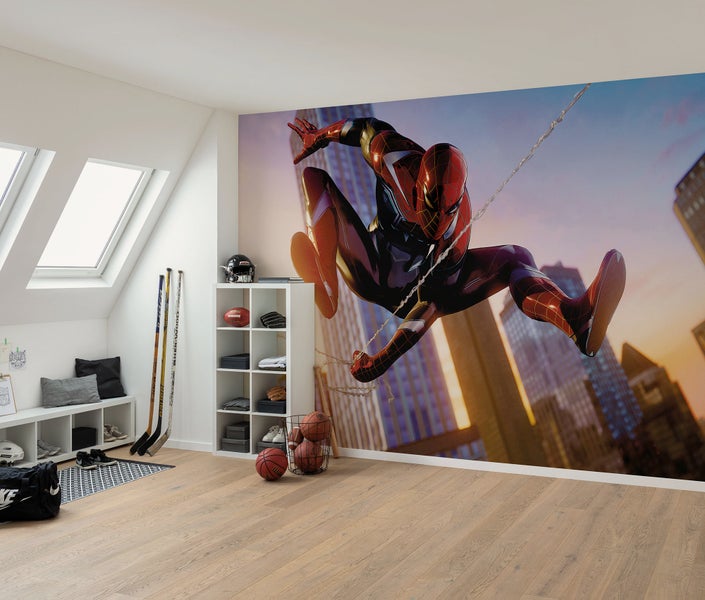 Helles Zimmer mit Dachfenstern, Regal und Wandbild von Spider-Man
