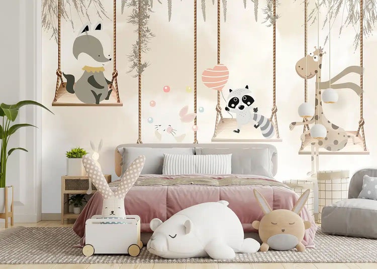 Kindertapete mit Weltkarte und Tierabbildungen in einem Kinderzimmer über einem Sideboard mit Spielzeug.