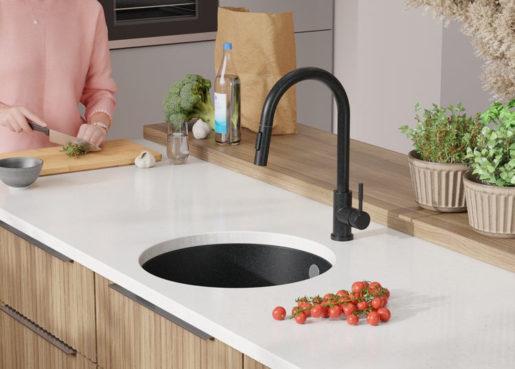 Küchenszene mit Spüle, Armatur und Lebensmitteln auf einer Arbeitsplatte