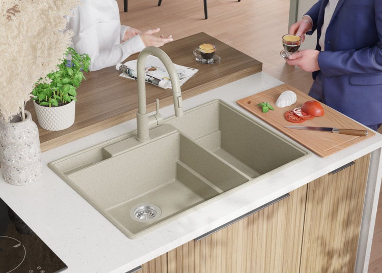 Spüle mit Armatur in einer modernen Küche.