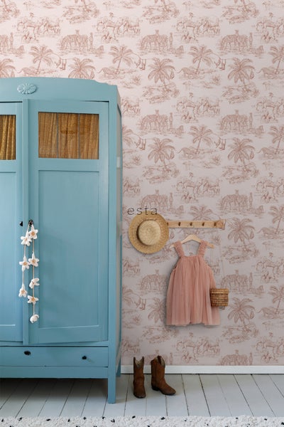 Kinderzimmer mit blauen Kleiderschrank und Tapete mit Tiermotiv