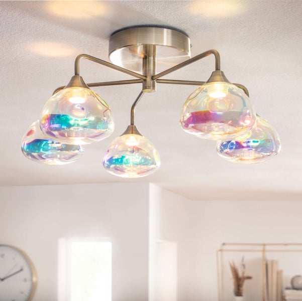 Deckenleuchte mit fünf durchsichtigen Glasschirmen und Messinggestell