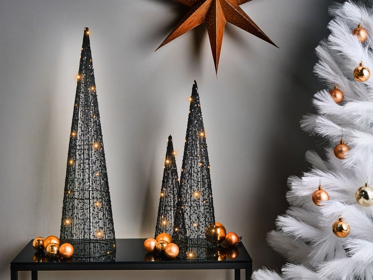 Dekorative Szene mit LED-Weihnachtsbäumen, Stern und Christbaumkugeln für festliche Atmosphäre