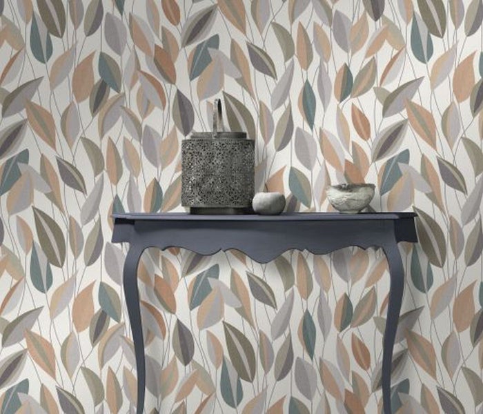 Tapetenrolle mit Blätterdesign auf hellem Hintergrund