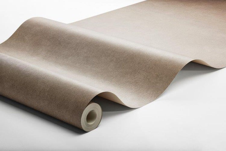 Detailaufnahme eines Pavillons im Garten mit Fokus auf Abspannleinen und Bodenpfähle für einen stabilen Stand