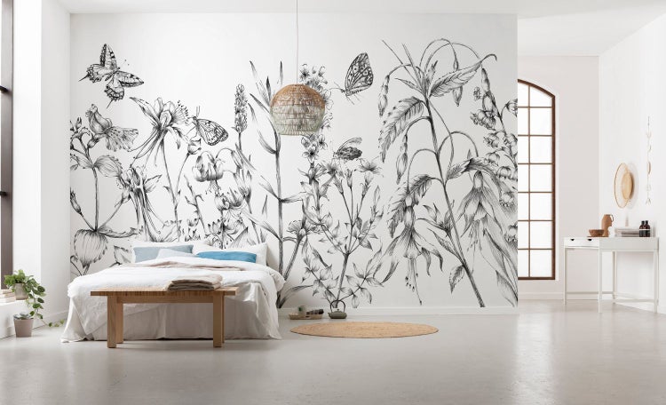 Helles Schlafzimmer mit Wandbild, das Blumen und Schmetterlinge darstellt