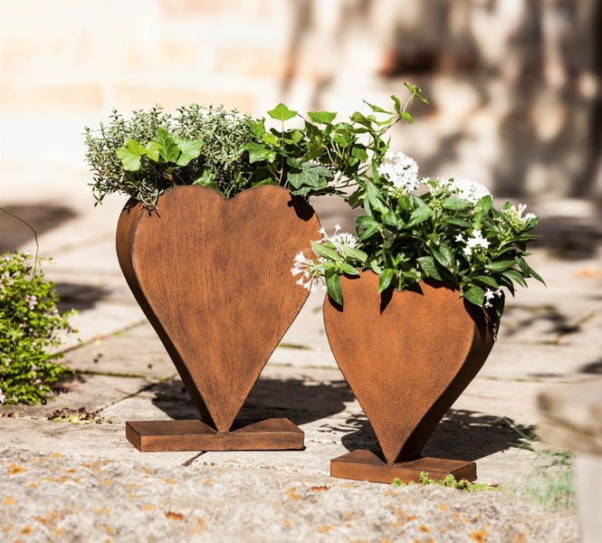 Dekoleidenschaft 2x Pflanzer Rostherz aus Metall in Rostoptik, stehend im Herz Form, Blumentopf, Pflanztopf, Pflanzgefäß, Gartendeko für Draußen