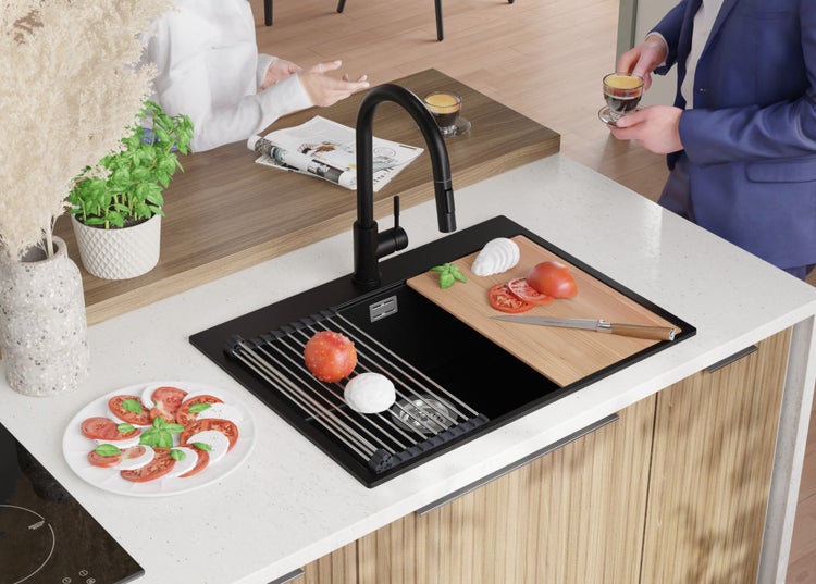 Küchenszene mit Spüle, Armatur, Schneidebrett, Tomaten, Mozzarella und Geschirrablage