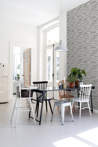 Heller Raum mit Esstisch, Stühlen und gemusterter Tapete