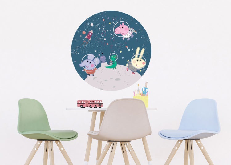 Dekorative Wandtattoo-Szene mit Peppa Pig im Weltraum über einem Kindertisch mit Stühlen