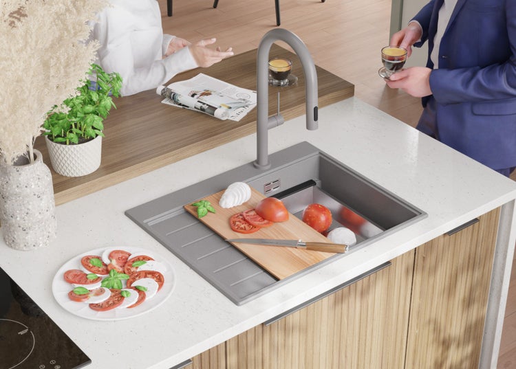 Küchenszene mit Spüle, Armatur und zubereiteten Speisen auf der Arbeitsfläche