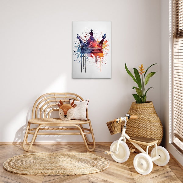 Dekorative Kinderszene mit einem Wandbild einer Krone und verspielten Accessoires