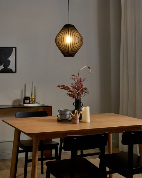 Esszimmer mit Esstisch, Stühlen und Hängelampe